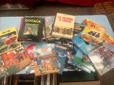 une pile de livres posée par terre à côté d'une chaise