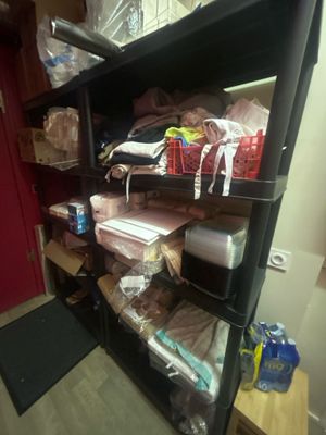 une étagère contenant de nombreux objets dans une pièce