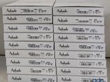 un grand nombre de boîtes empilées les unes sur les autres