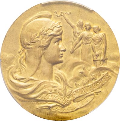 un gros plan d'une médaille d'or sur laquelle figure une femme