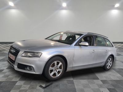 une photo d'une voiture argentée garée dans un showroom
