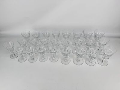 un tas de verres à vin posés sur une table blanche