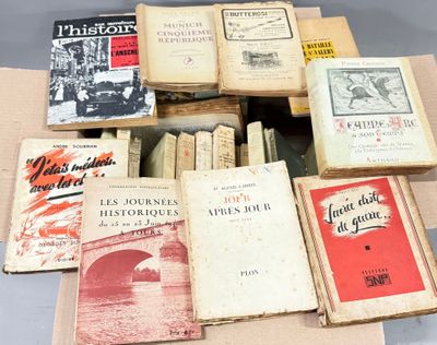 de nombreux livres posés sur une table