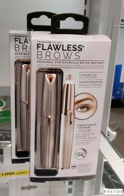 deux boîtes de pinceaux à sourcils exposées dans un magasin