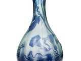 un vase bleu et blanc posé sur une surface blanche