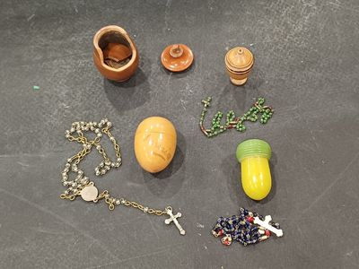 Lot trois très petits chapelets (un cassé) en pierre dure, v…