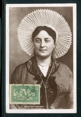 une vieille photo d'une femme portant un chapeau sur la tête
