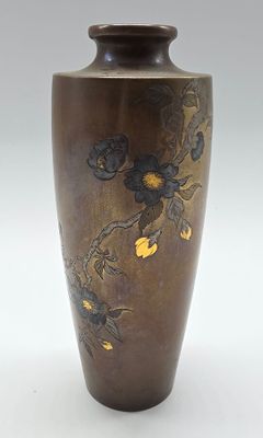 un vase marron orné de motifs dorés et noirs