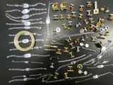 de nombreux bijoux en argent et en or posés sur une table noire