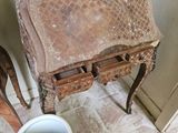 un oiseau perché sur une table, à côté d'un seau