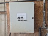 un tableau électrique blanc sur le côté d'un immeuble