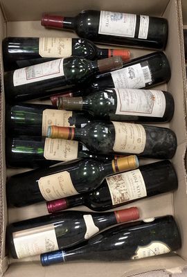 plusieurs bouteilles de vin dans une caisse sur la table