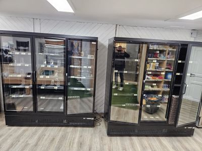 Armoire réfrigérée SEDA trois portes vitrées.