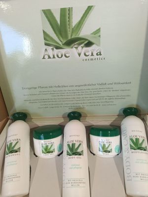 une photo d'un coffret de produits de soins corporels à l'aloe vera