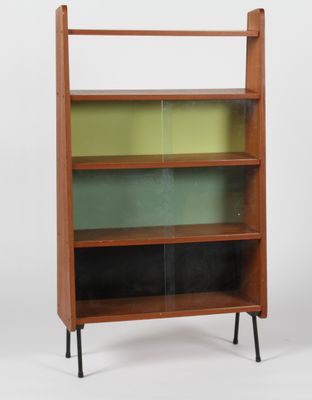 une bibliothèque en bois composée de trois étagères et de deux pieds noirs