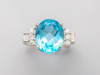 Bague ovale en topaze bleue et diamants