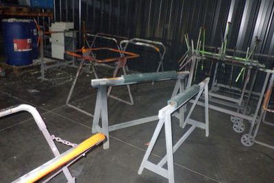 une pièce où il y a beaucoup de chaises et de tables