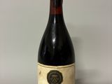 une bouteille de vin posée sur une table