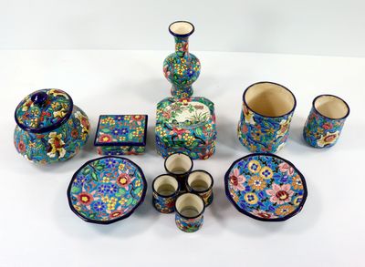 de nombreuses pièces de poterie différentes sur la table