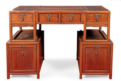 IMPORTANT BUREAU de voyage en bois de type Jumu composé de d…