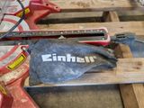 une photo montrant une paire d'outils posés sur une palette en bois