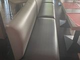 un long banc au milieu d'une longue table