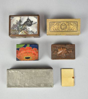 Plusieurs types de boîtes sont disposés sur une surface blanche
