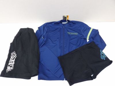 une veste bleue, un pantalon et un chapeau posés sur une surface blanche
