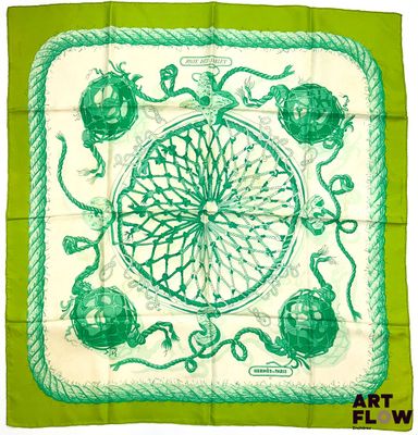 foulard carré vert et blanc orné d'un dessin représentant une roue de la fortune