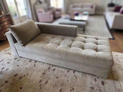 un canapé posé sur un tapis dans un salon