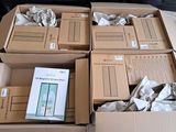 plusieurs boîtes contenant des appareils électroniques posées sur une table