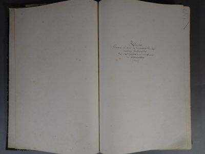 un livre ouvert posé sur une table près d'un mur