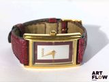 une image d'un gros plan d'une montre-bracelet sur une surface blanche