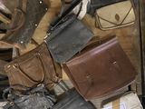 un grand nombre de sacs à main posés sur une table