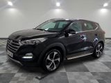 le 4x4 noir est garé sur le sol en damier d'un garage