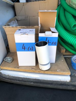 les cartons et les tuyaux se trouvent à l'arrière d'une camionnette