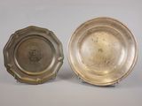 paire de plats plaqués argent ornés de têtes de lion de chaque côté