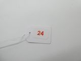 une étiquette blanche portant le numéro 24