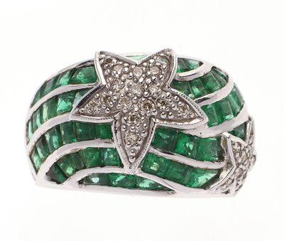 BAGUE dôme en or gris 750 °/°° ornée de deux étoiles pavées …