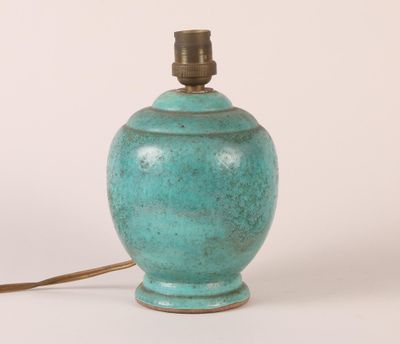 une image représentant une lampe verte sur fond blanc