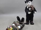 une figurine représentant un homme jouant du violon à côté d'un poisson