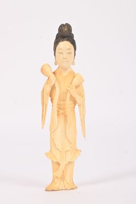 Chine, début XXe Immortelle tenant des tiges de lotus