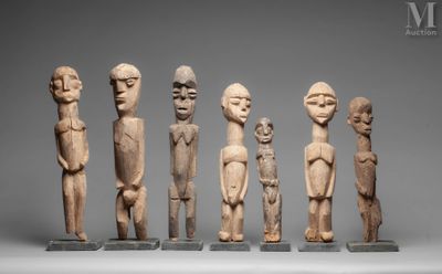 six figurines en bois sculptées de tailles et de formes différentes