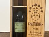 la bouteille de vin se trouve dans une caisse en bois posée sur la table