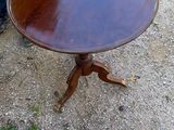 un homme debout à côté d'une table sur laquelle se trouve un verre