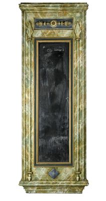 une photo d'un miroir encadré d'or accroché au mur