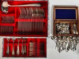 une boîte contenant des couverts et une boîte en bois contenant des cuillères et des cuillères