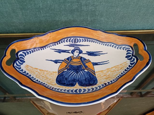 QUIMPER – Grand plat ovale en faïence polychrome à décor d’un pay...
