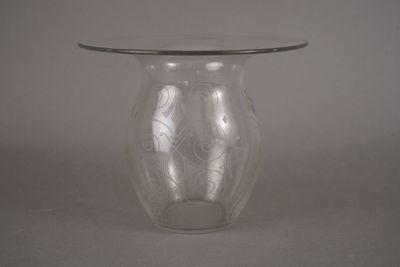 BACCARAT, cristal. vase à col évasé et corps à décor gravé.