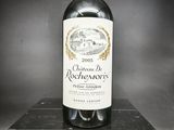 une bouteille de vin posée sur une boîte noire